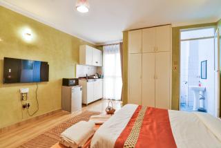 Lona Luxury Suites - 4