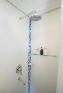 Urban 2BR Escape Fast Wi-Fi & Central Location - 4