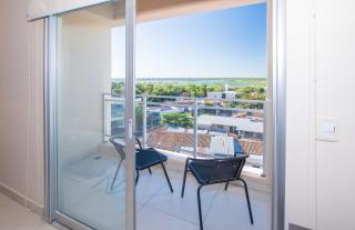 Urban 2BR Escape Fast Wi-Fi & Central Location - 1