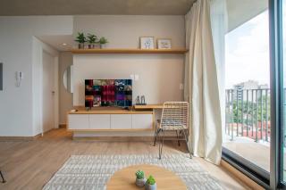 Modern Apartment Workspace & Gym Fast Wi-Fi - 7