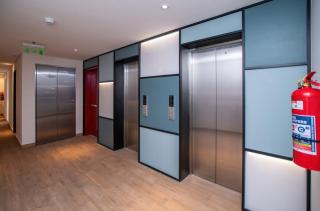 Modern Apartment Workspace & Gym Fast Wi-Fi - 2