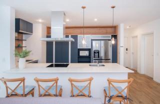 Spacious Haven Workspace & Pool Walk to Malls - 8