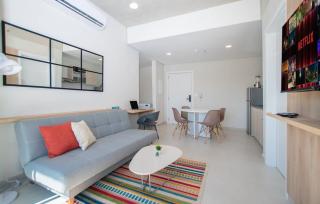 Chic 2BR Pool & BBQ Lounge 10 mins to Shopping - 3