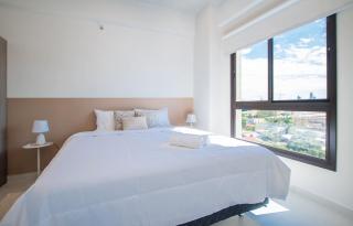 Chic 2BR Pool & BBQ Lounge 10 mins to Shopping - 5