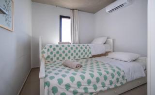 Bright 2BR Balcony & Pool Free Parking - 8