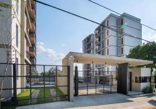 Bright 2BR Balcony & Pool Free Parking - 6