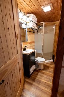 The Windstorm Cabin - Pet-friendly & a 2-person Jacuzzi hot tub! - 5