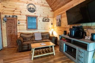 The Windstorm Cabin - Pet-friendly & a 2-person Jacuzzi hot tub! - 6