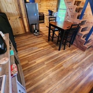 The Windstorm Cabin - Pet-friendly & a 2-person Jacuzzi hot tub! - 7