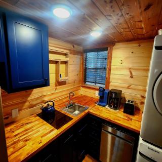 The Windstorm Cabin - Pet-friendly & a 2-person Jacuzzi hot tub! - 9