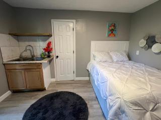 Jaydens Cozy Apartment Pets Welcome Close to Airport - 7
