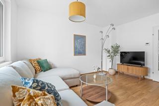 Modern Apartment with Balcony, FREE Parking - U1 Metro - 9
