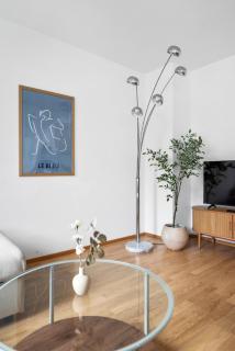Modern Apartment with Balcony, FREE Parking - U1 Metro - 7