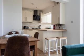 Perfect Booking 4 Bed Home with Parking for 2 Cars - 8