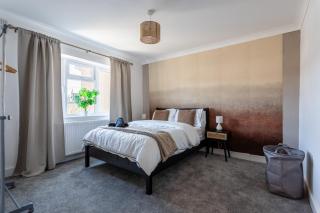 Perfect Booking 4 Bed Home with Parking for 2 Cars - 3
