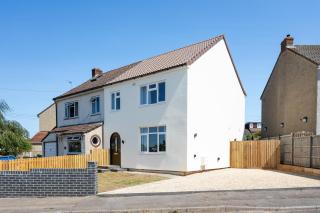 Perfect Booking 4 Bed Home with Parking for 2 Cars - 4