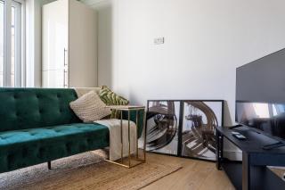 Perfect Booking 4 Bed Home with Parking for 2 Cars - 2