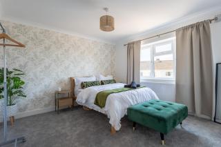 Perfect Booking 4 Bed Home with Parking for 2 Cars - 1