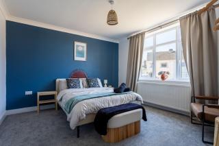Perfect Booking 4 Bed Home with Parking for 2 Cars - 9
