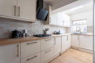 Perfect Booking 4 Bed Home with Parking for 2 Cars - 6