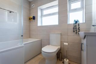 Perfect Booking 4 Bed Home with Parking for 2 Cars - 5