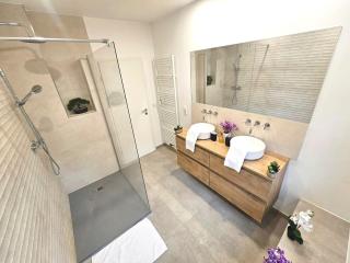 Contemporary 2 bedroom with parking space - 3