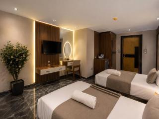 Black pyramids view inn - 5