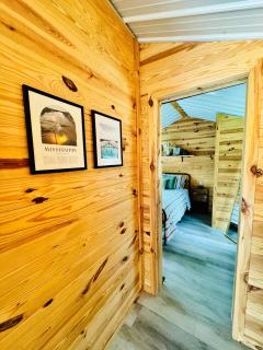 Askews Getaway Lakeside Cabin - 3