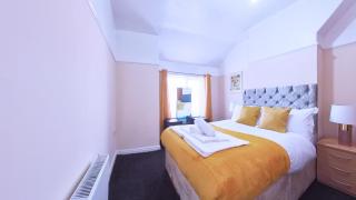 Newcastle Dream Home with 4 Bedrooms and Parking - 9