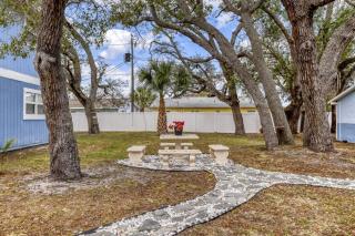Sunlit Studio Near EGAD & Beach, Queen Bed plus TV - 6