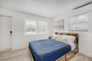 Sunlit Studio Near EGAD & Beach, Queen Bed plus TV - 3