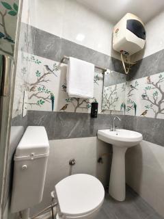 HOTEL MAX - In Budget & Comfortable Rooms - For Corporates, Couples, Families Near HMV, DAV, Grain Market, Workshop Chowk - 6