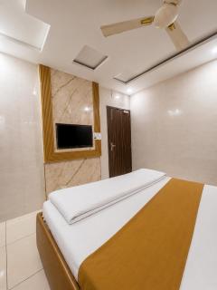 HOTEL MAX - In Budget & Comfortable Rooms - For Corporates, Couples, Families Near HMV, DAV, Grain Market, Workshop Chowk - 7