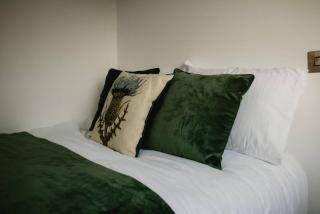 Stunning 2 Bed Glamping Cabin with private Hot Tub - Pod 1 - 2