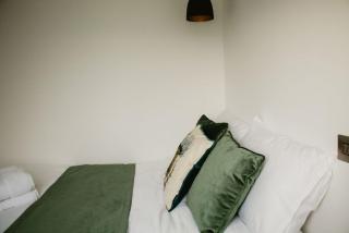 Stunning 2 Bed Glamping Cabin with private Hot Tub - Pod 1 - 3