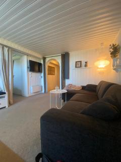 Private guest suite with lake view at Norasjön - 2