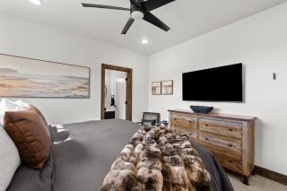 New East Zion Home, Sleeps 12, Hot Tub & Rooftop - 9