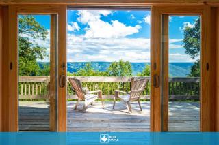 3BR cabin w scenic deck and pet-friendly - 0
