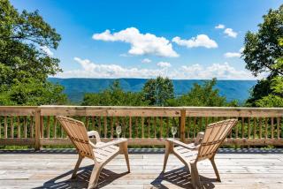 3BR cabin w scenic deck and pet-friendly - 6