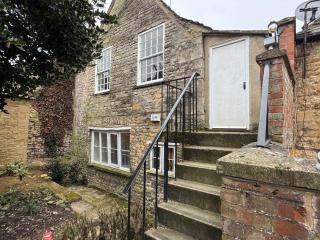 2-Bed Place with Large Courtyard in Stamford - 8
