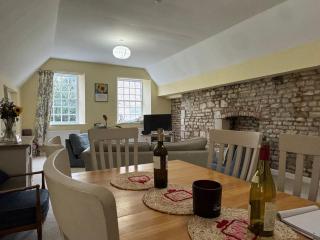 2-Bed Place with Large Courtyard in Stamford - 3