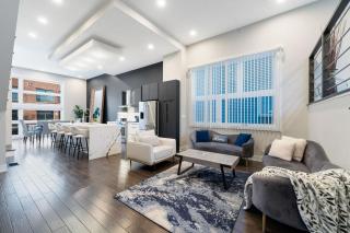MAGNIFICENT NEW Home w/8 Beds & Free Parking - Chicago - 0