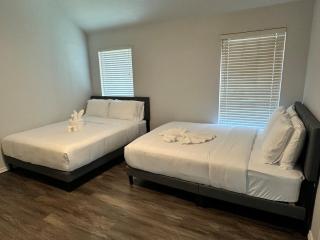 North Central Dallas Gem Sleeps 12 - 7