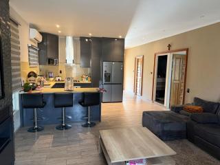 Cozy Family Retreat, Secure Gated Home - 0