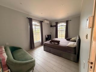 Cozy Family Retreat, Secure Gated Home - 2