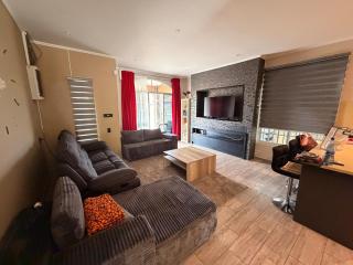 Cozy Family Retreat, Secure Gated Home - 1