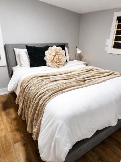 Modern 1 Bdrm with Laundry, BBQ, Deck - 3