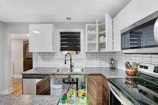 Welcome To Our Modern 2Bdrm,1Bth w, Laundry,BBQ - 5