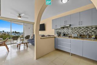 Aria Ocean - Beachfront Resort Family-Friendly Pools & Parking - 2