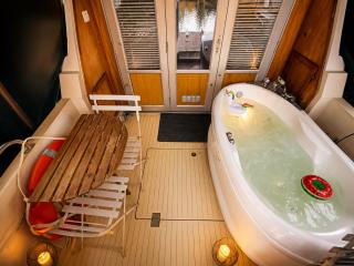 Escapade en Bateau terrasse mini spa option payante - 0